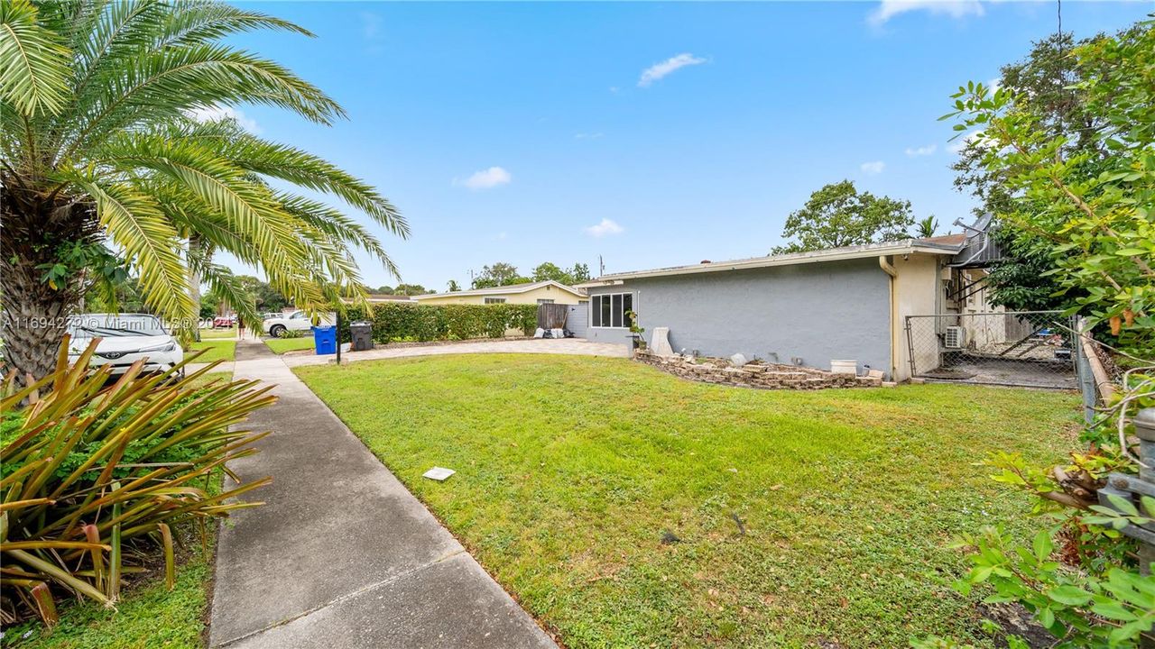 For Sale: $550,000 (3 beds, 2 baths, 1327 Square Feet)