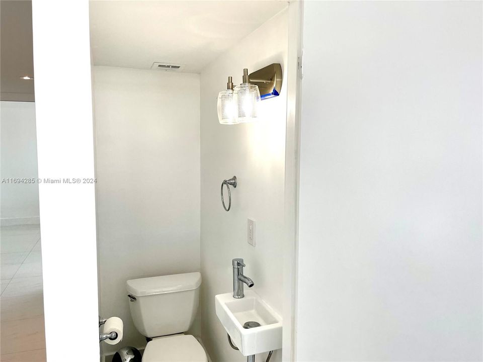 For Rent: $2,750 (1 beds, 1 baths, 909 Square Feet)