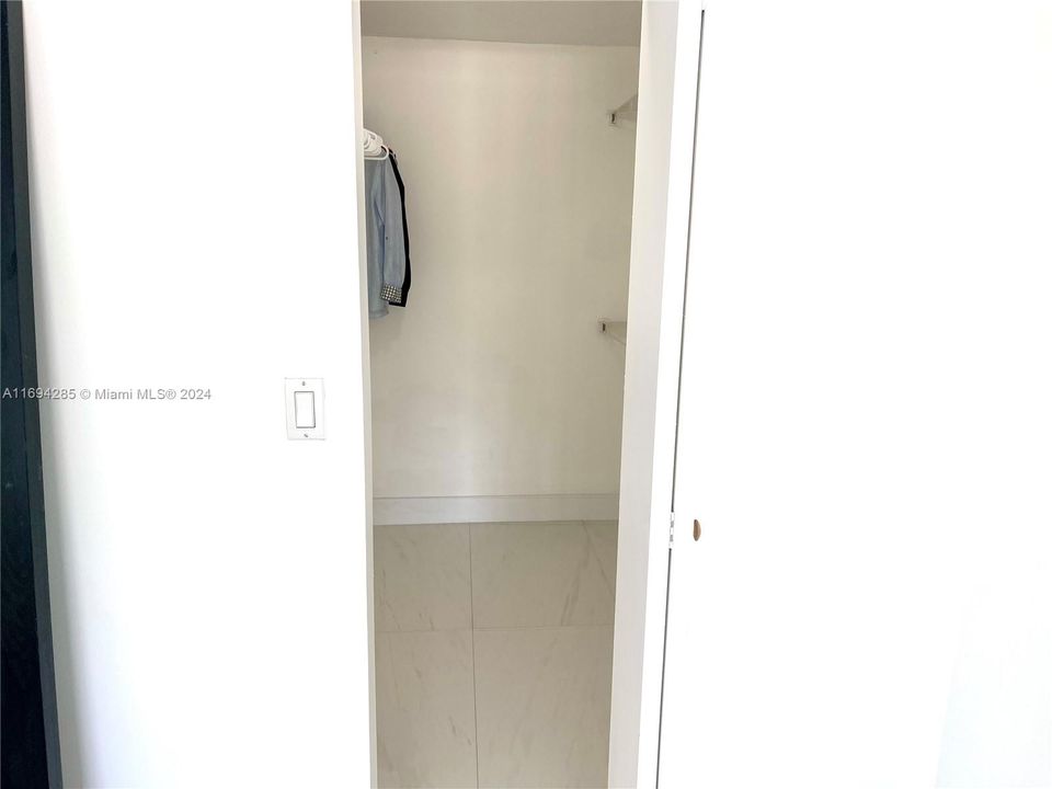 For Rent: $2,750 (1 beds, 1 baths, 909 Square Feet)