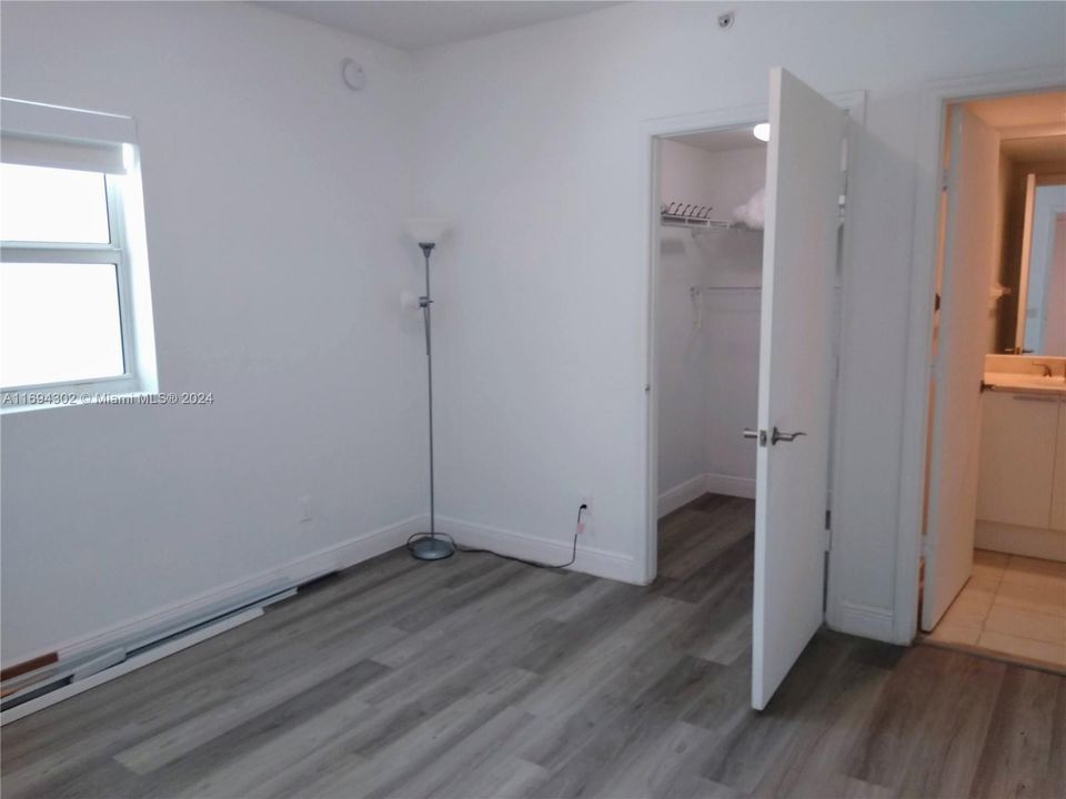 3rd bedroom with ensuite bathroom & walk in closet