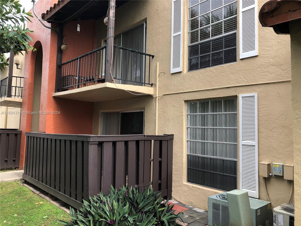 Active With Contract: $2,000 (1 beds, 1 baths, 709 Square Feet)