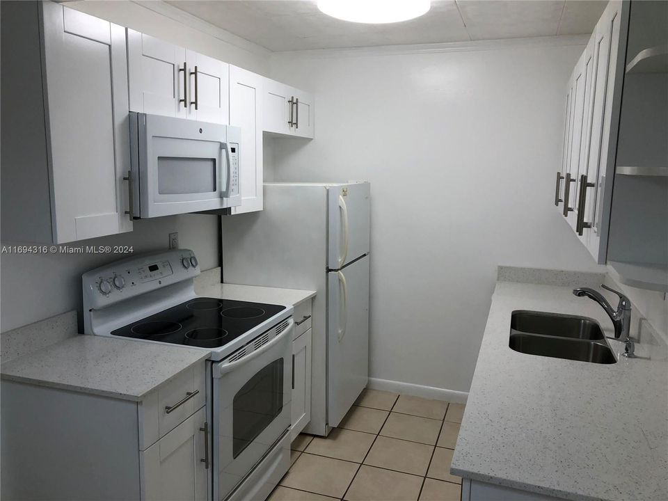 Active With Contract: $2,000 (1 beds, 1 baths, 709 Square Feet)