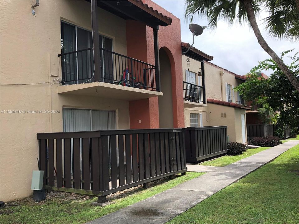 Active With Contract: $2,000 (1 beds, 1 baths, 709 Square Feet)