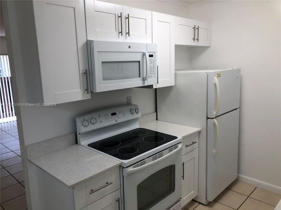 Active With Contract: $2,000 (1 beds, 1 baths, 709 Square Feet)