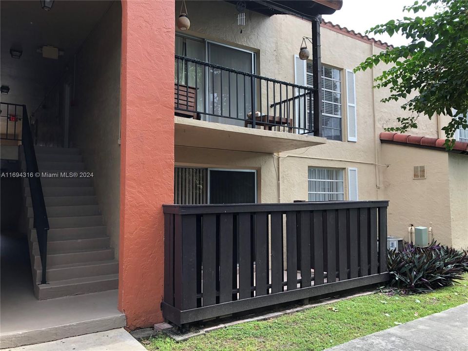 Active With Contract: $2,000 (1 beds, 1 baths, 709 Square Feet)