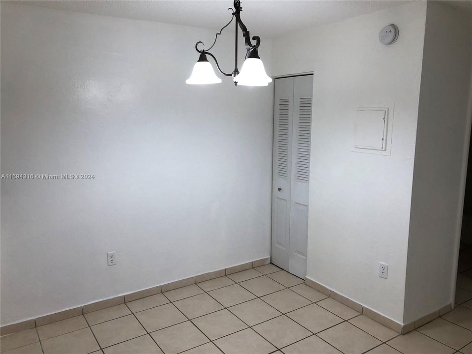 Active With Contract: $2,000 (1 beds, 1 baths, 709 Square Feet)