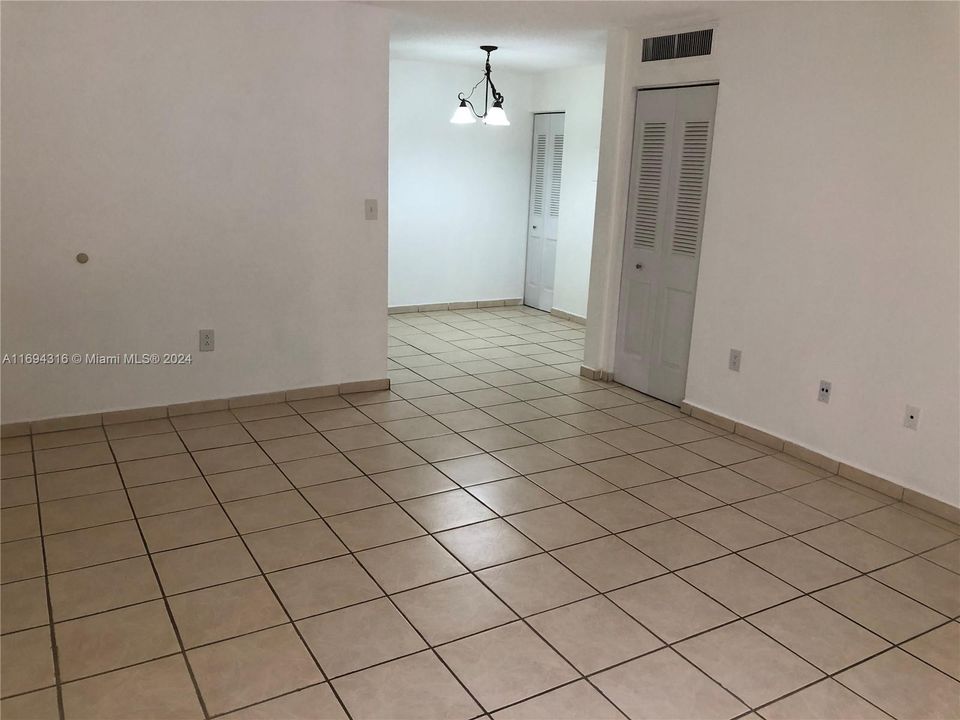 Active With Contract: $2,000 (1 beds, 1 baths, 709 Square Feet)