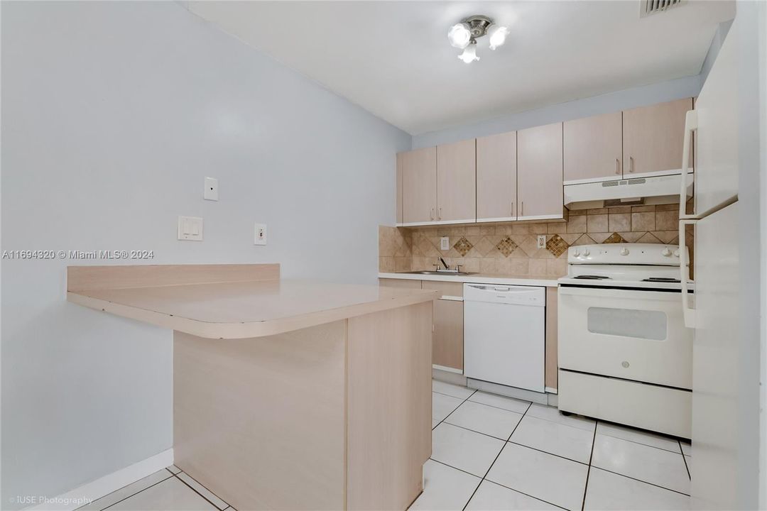 For Rent: $2,650 (2 beds, 2 baths, 1130 Square Feet)