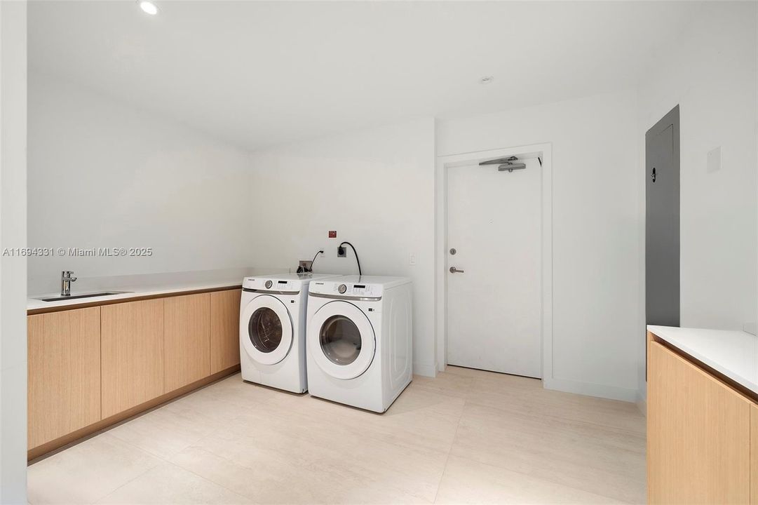 Recently Sold: $20,000,000 (4 beds, 6 baths, 5888 Square Feet)