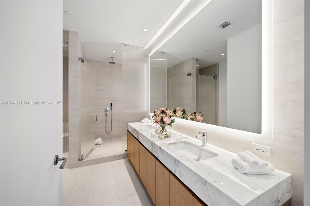 Recently Sold: $20,000,000 (4 beds, 6 baths, 5888 Square Feet)