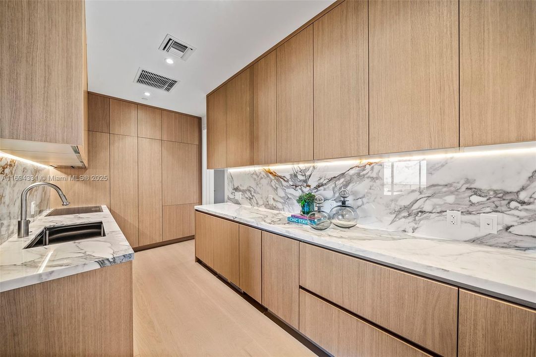 Recently Sold: $20,000,000 (4 beds, 6 baths, 5888 Square Feet)