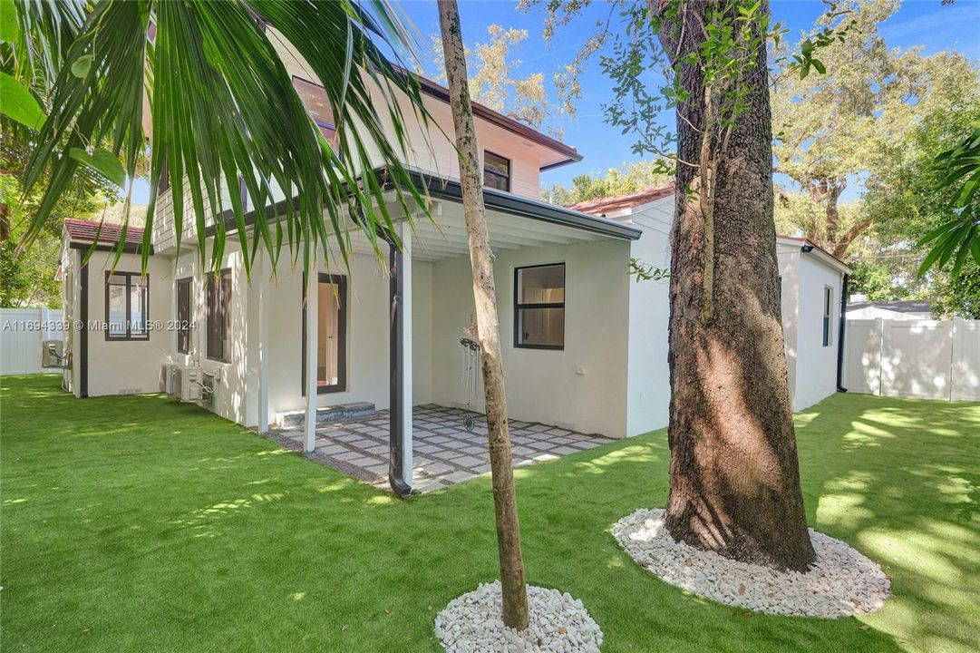 En Venta: $975,000 (3 camas, 2 baños, 1840 Pies cuadrados)