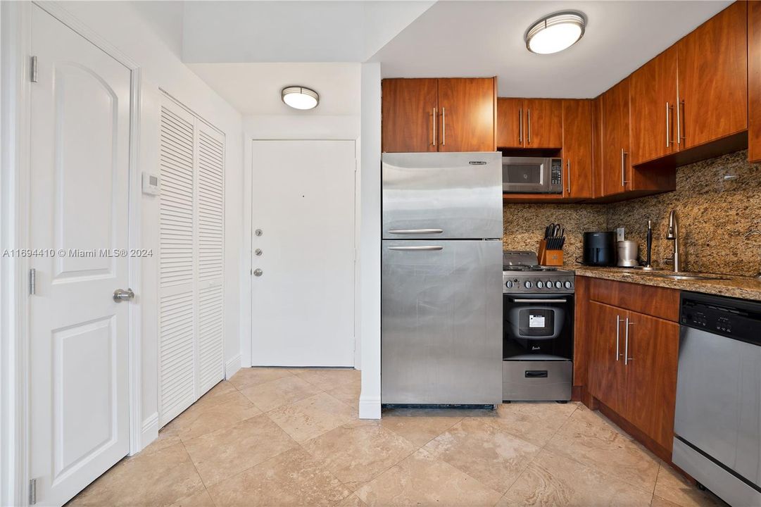 For Sale: $169,000 (1 beds, 1 baths, 460 Square Feet)