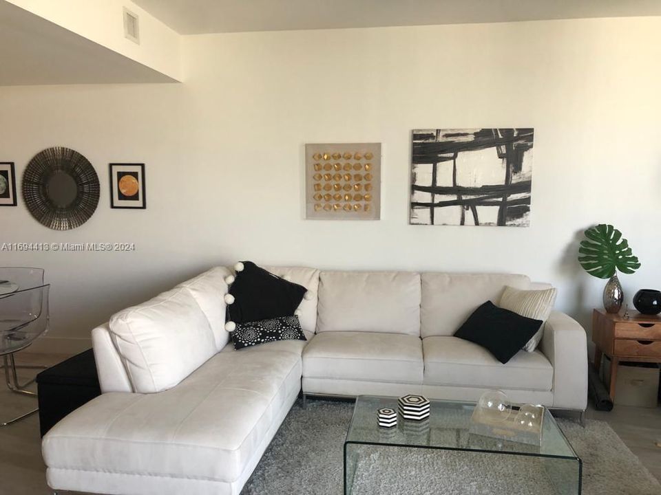 For Sale: $475,000 (1 beds, 1 baths, 681 Square Feet)