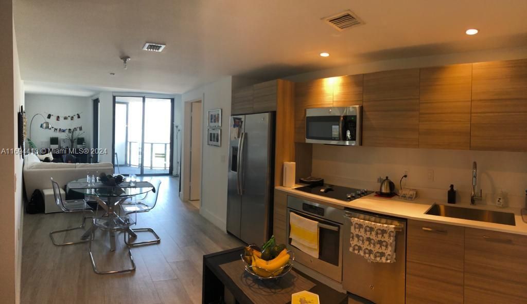 For Sale: $475,000 (1 beds, 1 baths, 681 Square Feet)