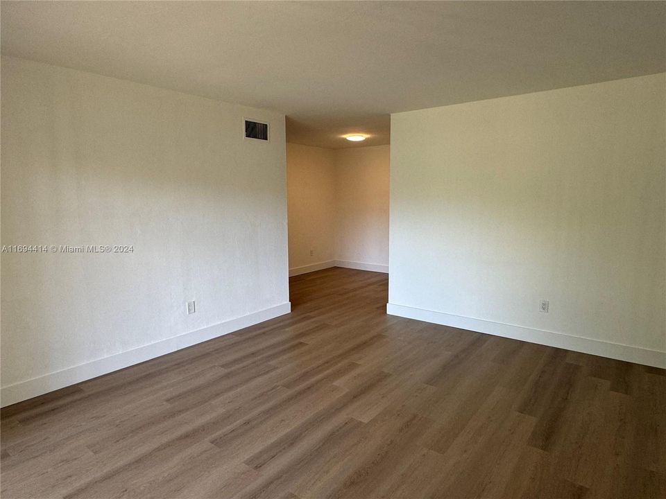 For Rent: $2,400 (2 beds, 1 baths, 910 Square Feet)