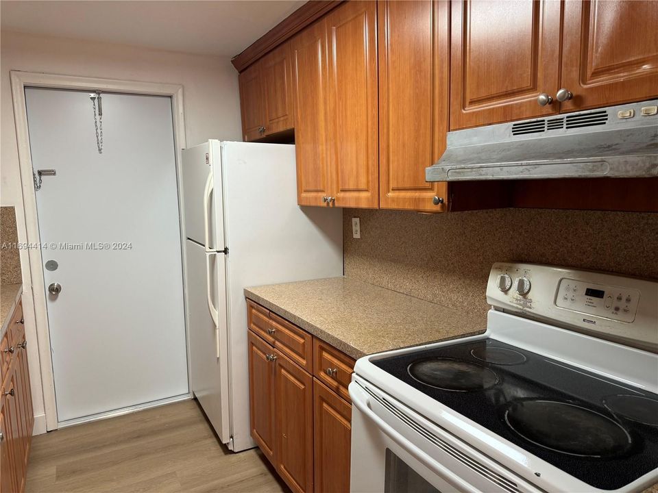 For Rent: $2,400 (2 beds, 1 baths, 910 Square Feet)