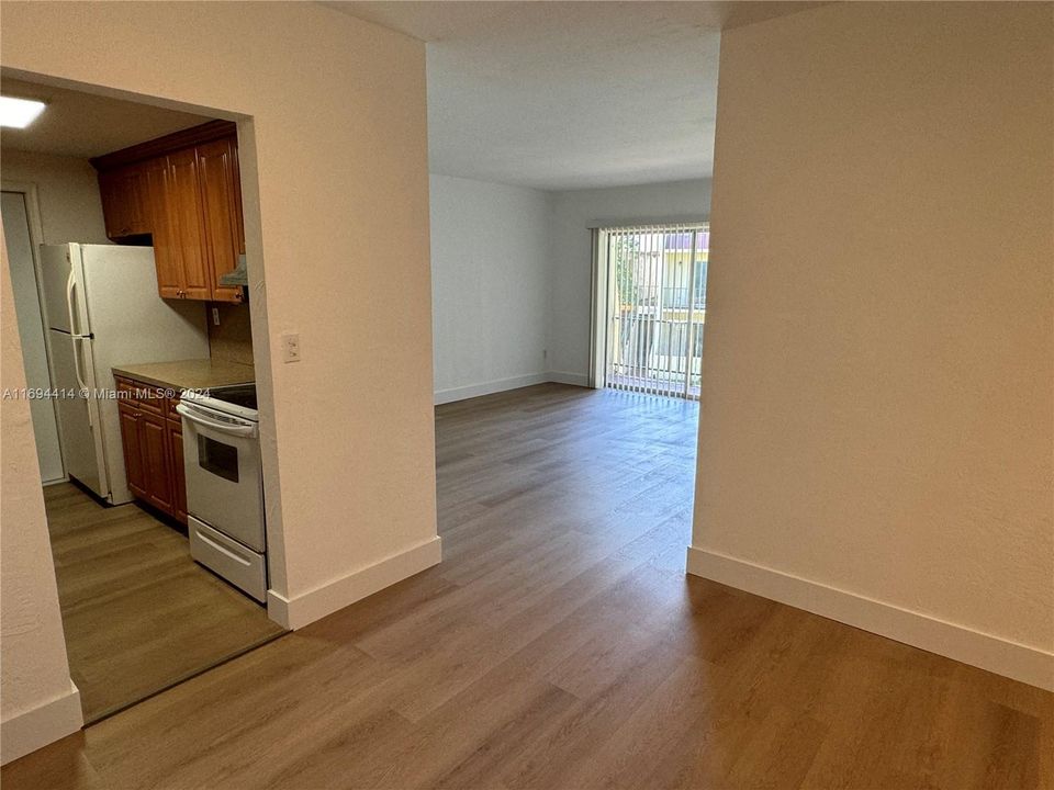 For Rent: $2,400 (2 beds, 1 baths, 910 Square Feet)