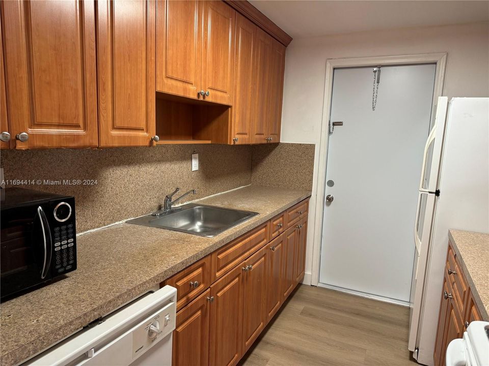 For Rent: $2,400 (2 beds, 1 baths, 910 Square Feet)