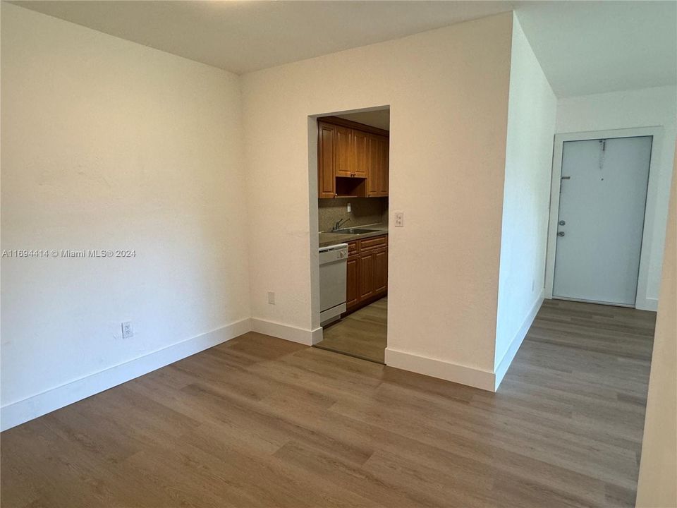 For Rent: $2,400 (2 beds, 1 baths, 910 Square Feet)