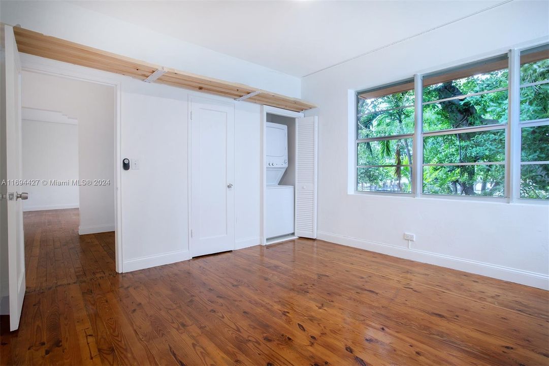 For Sale: $295,000 (1 beds, 1 baths, 680 Square Feet)