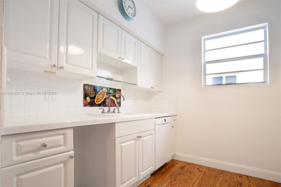 For Sale: $295,000 (1 beds, 1 baths, 680 Square Feet)