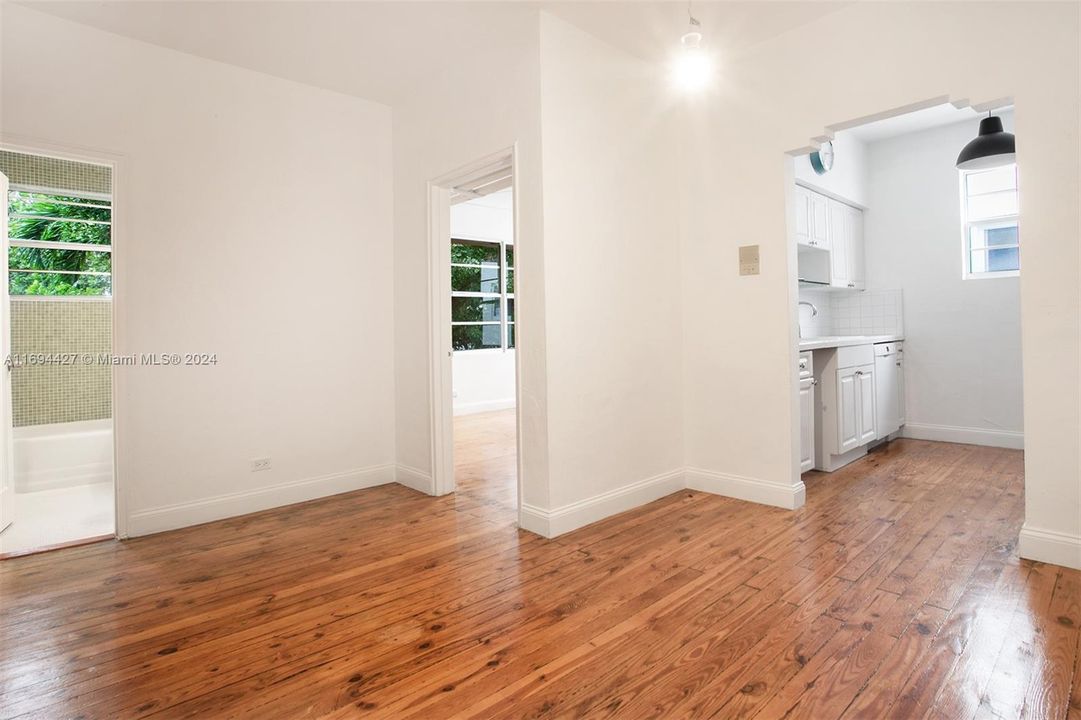 For Sale: $295,000 (1 beds, 1 baths, 680 Square Feet)