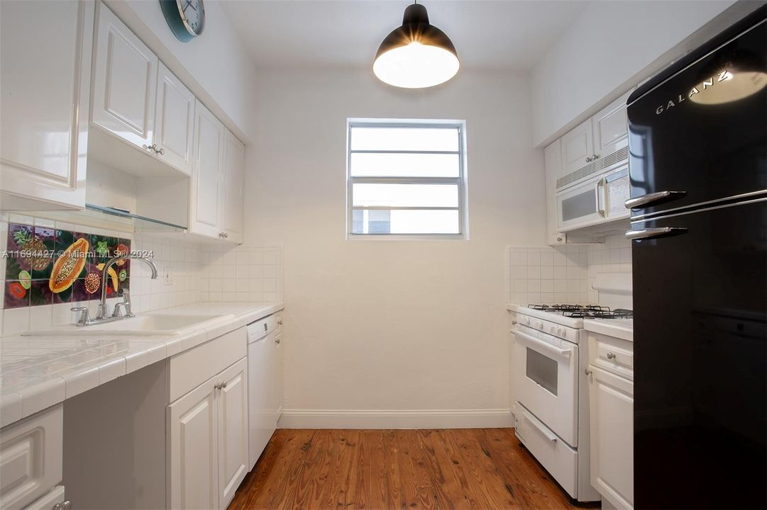 For Sale: $295,000 (1 beds, 1 baths, 680 Square Feet)