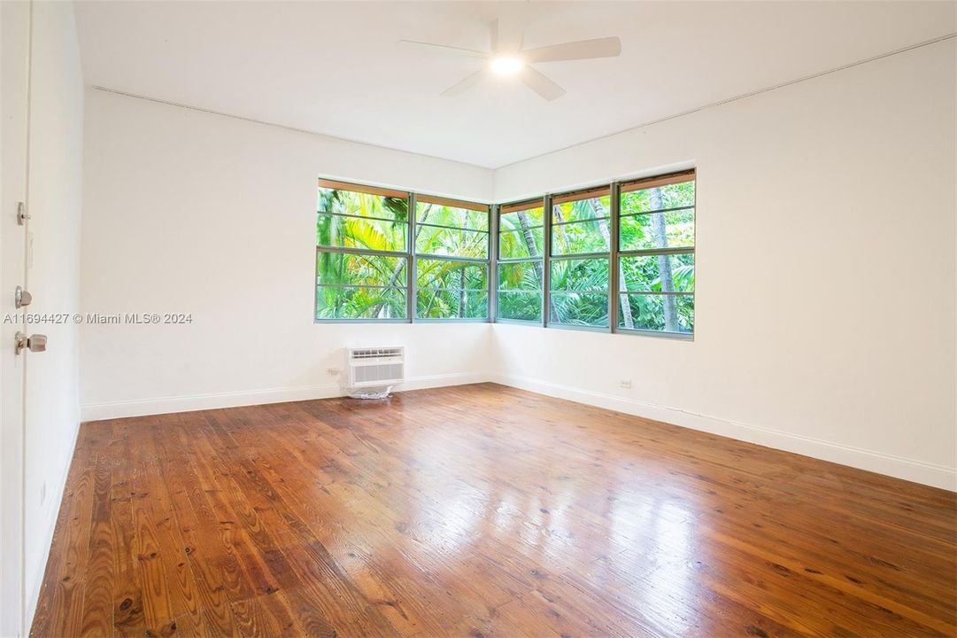 For Sale: $295,000 (1 beds, 1 baths, 680 Square Feet)