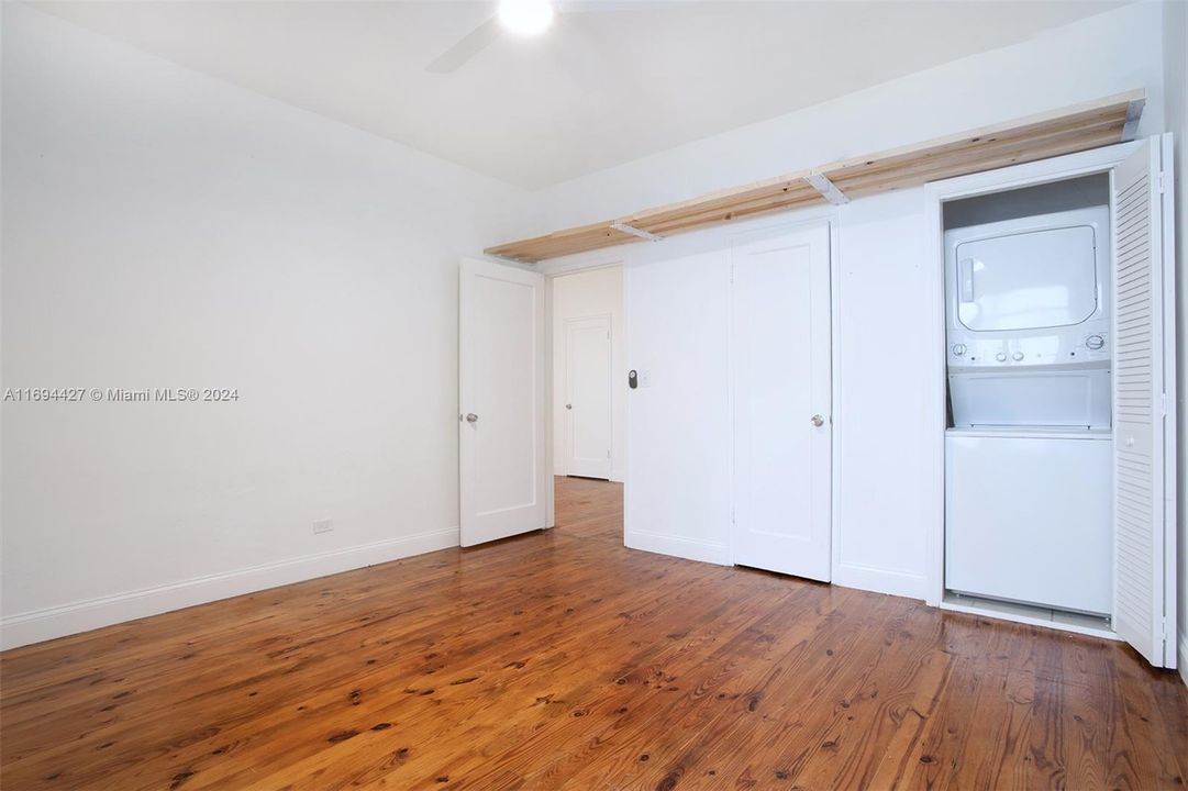 For Sale: $295,000 (1 beds, 1 baths, 680 Square Feet)