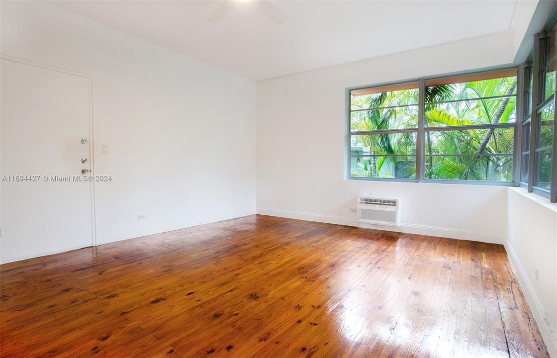 For Sale: $295,000 (1 beds, 1 baths, 680 Square Feet)