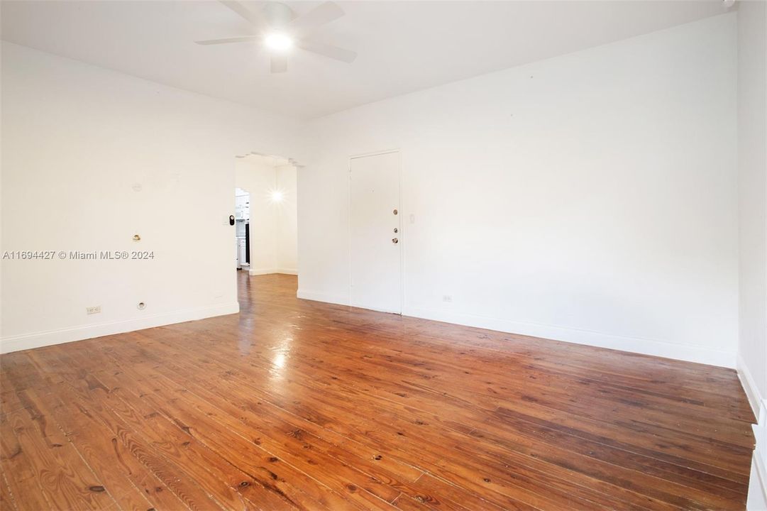 For Sale: $295,000 (1 beds, 1 baths, 680 Square Feet)