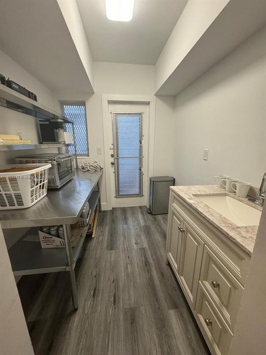 For Rent: $1,900 (0 beds, 1 baths, 380 Square Feet)