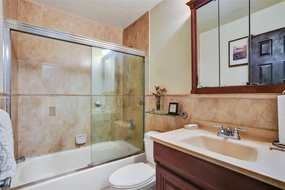 Hall/Guest Bathroom