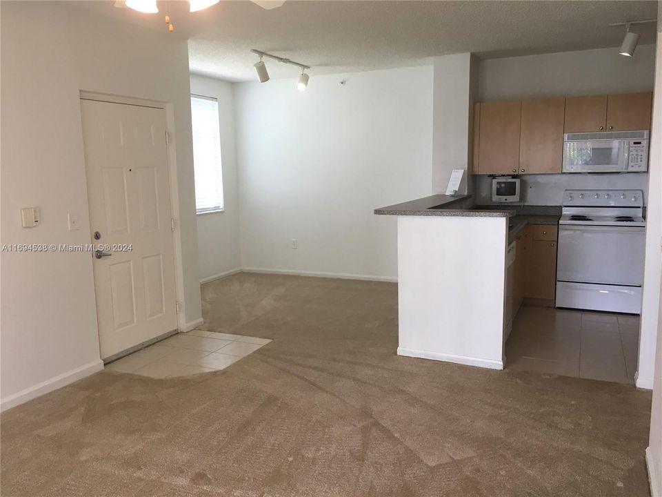 For Rent: $1,700 (1 beds, 1 baths, 691 Square Feet)