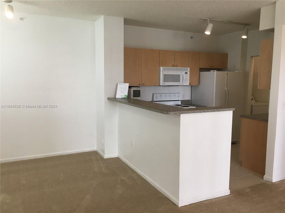 For Rent: $1,700 (1 beds, 1 baths, 691 Square Feet)