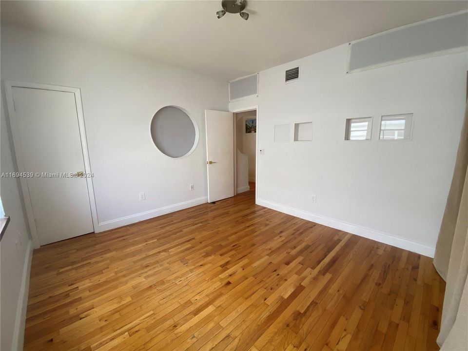 For Rent: $3,700 (2 beds, 1 baths, 1001 Square Feet)