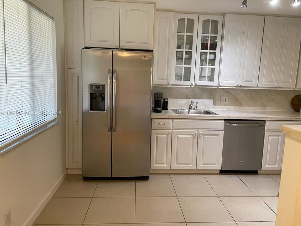 For Rent: $2,600 (2 beds, 2 baths, 1220 Square Feet)