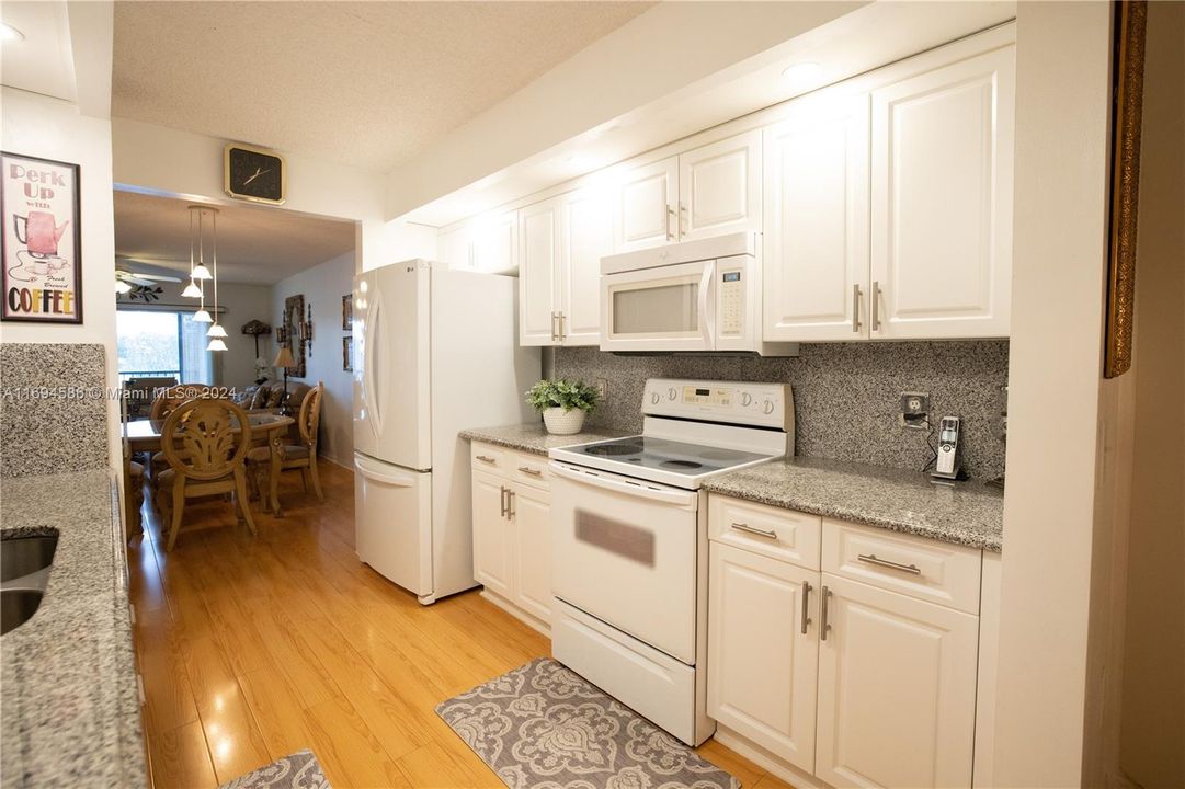 For Sale: $285,000 (2 beds, 2 baths, 1364 Square Feet)