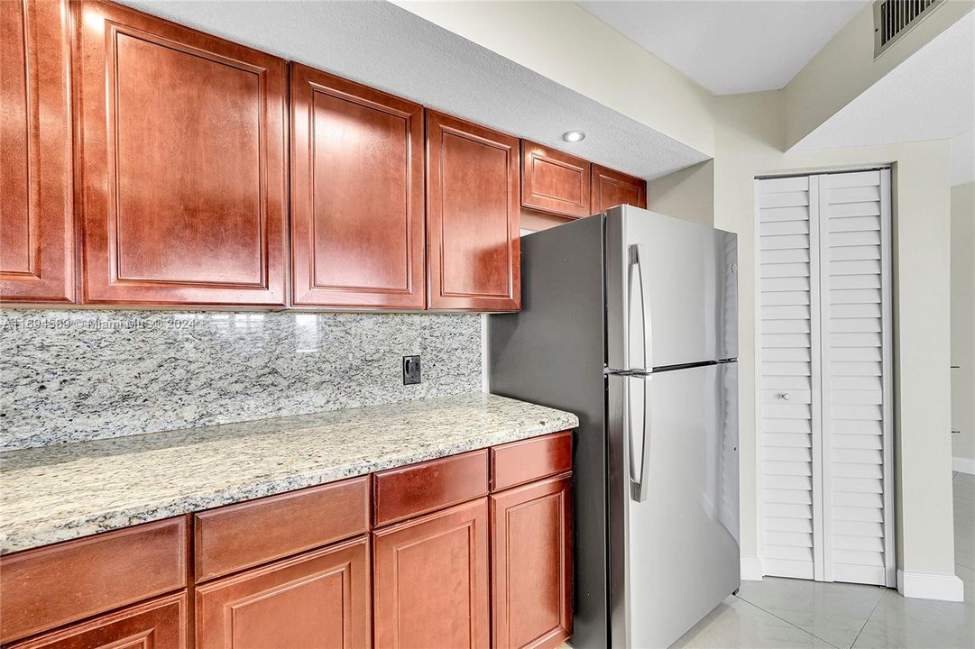 For Sale: $174,000 (1 beds, 1 baths, 1045 Square Feet)