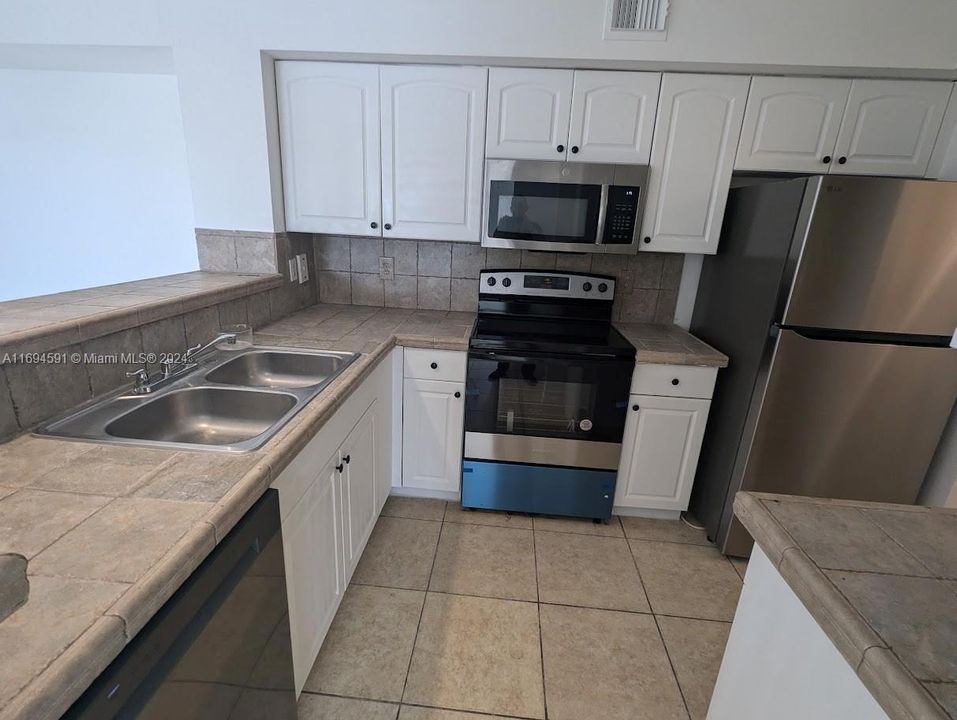 For Rent: $2,450 (3 beds, 2 baths, 1204 Square Feet)