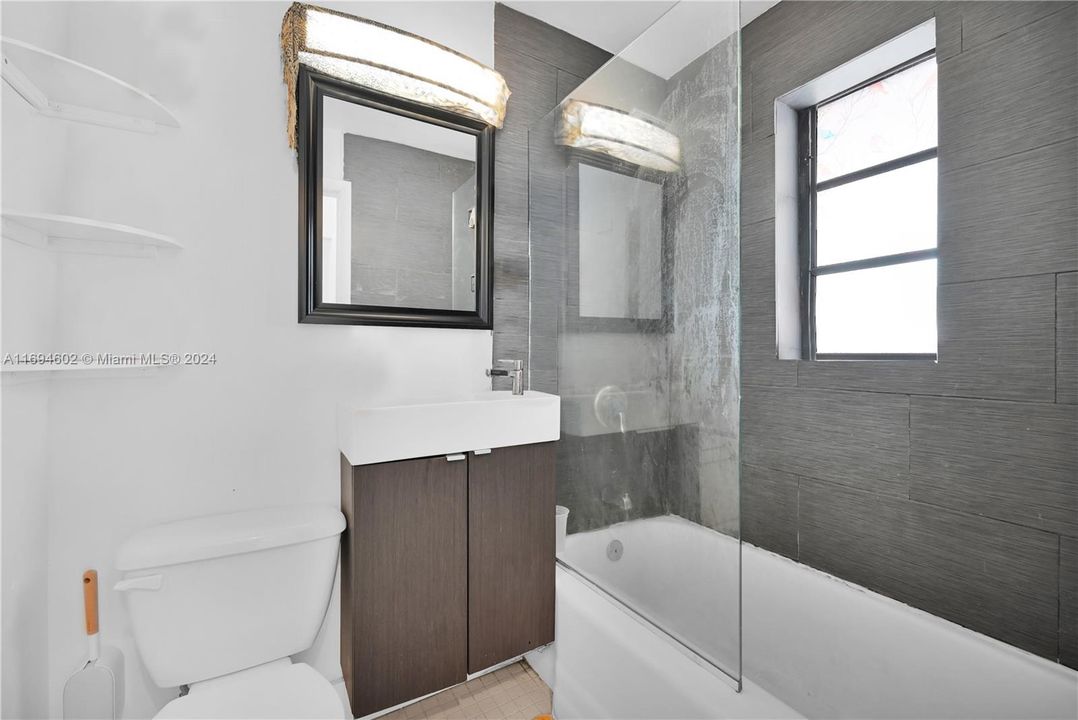 For Sale: $235,000 (1 beds, 1 baths, 589 Square Feet)