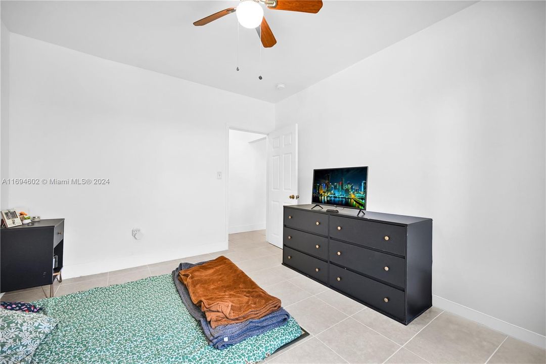 For Sale: $235,000 (1 beds, 1 baths, 589 Square Feet)