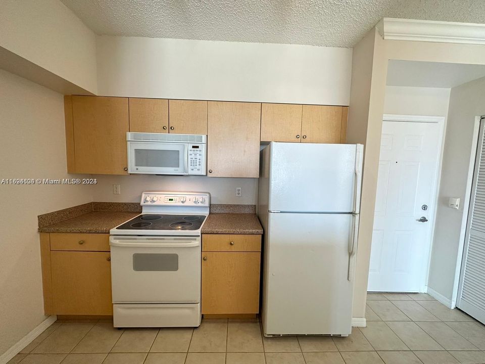 For Rent: $1,950 (1 beds, 1 baths, 696 Square Feet)