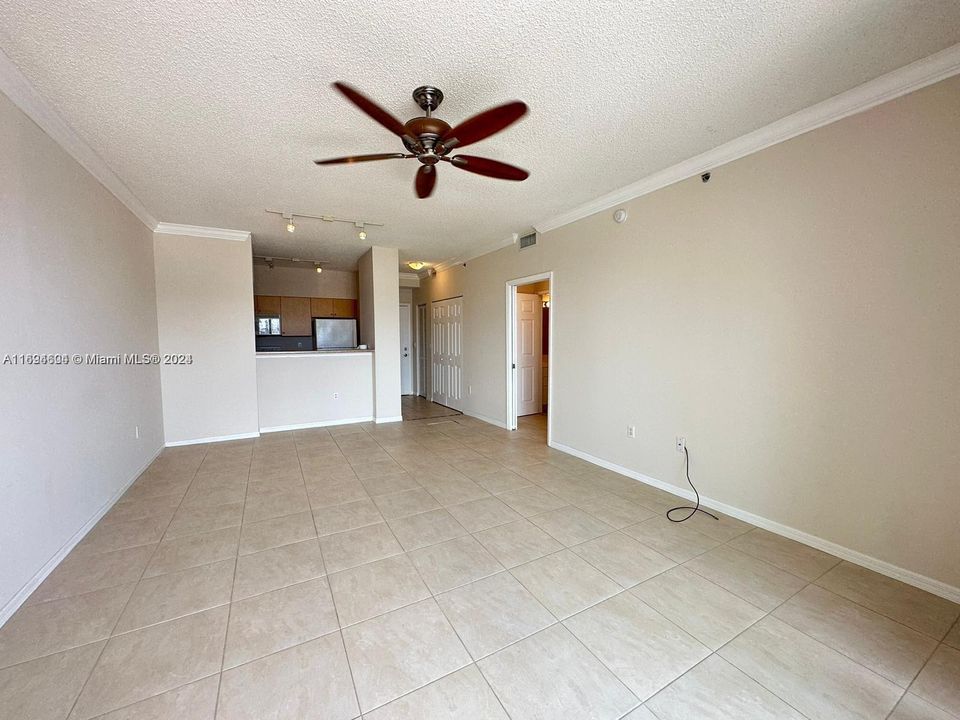 For Rent: $1,950 (1 beds, 1 baths, 696 Square Feet)