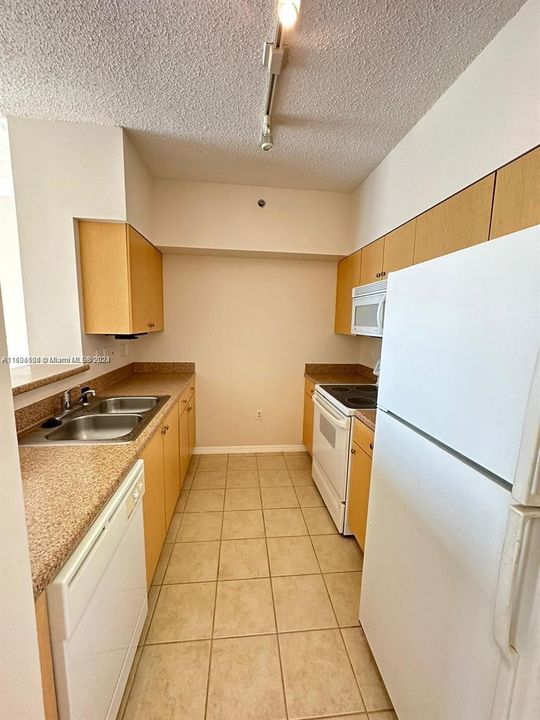 For Rent: $1,950 (1 beds, 1 baths, 696 Square Feet)