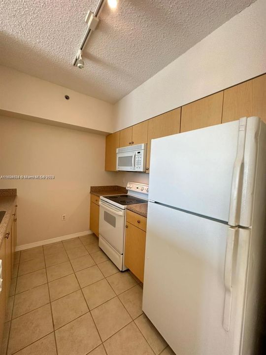 For Rent: $1,950 (1 beds, 1 baths, 696 Square Feet)