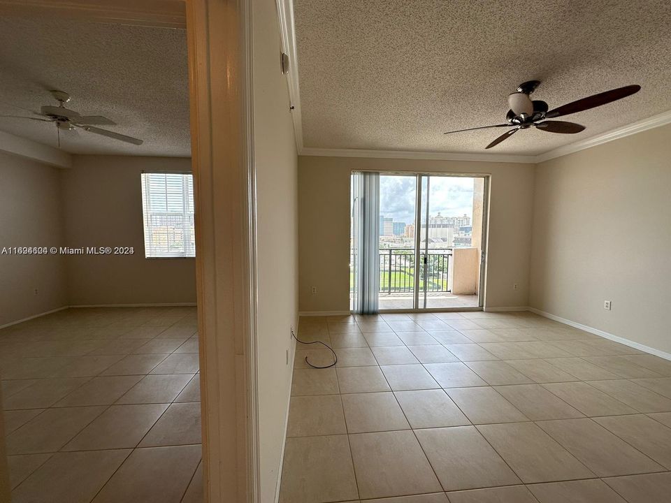 For Rent: $1,950 (1 beds, 1 baths, 696 Square Feet)