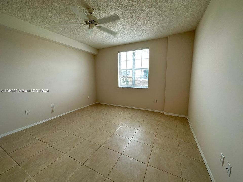 For Rent: $1,950 (1 beds, 1 baths, 696 Square Feet)