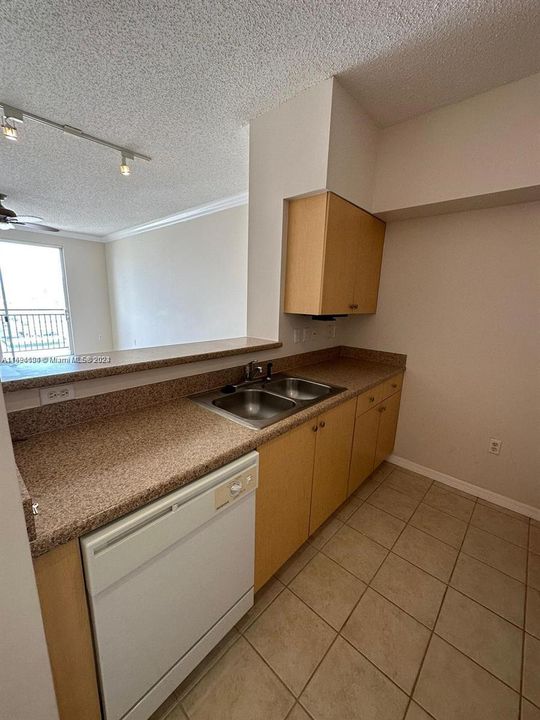 For Rent: $1,950 (1 beds, 1 baths, 696 Square Feet)